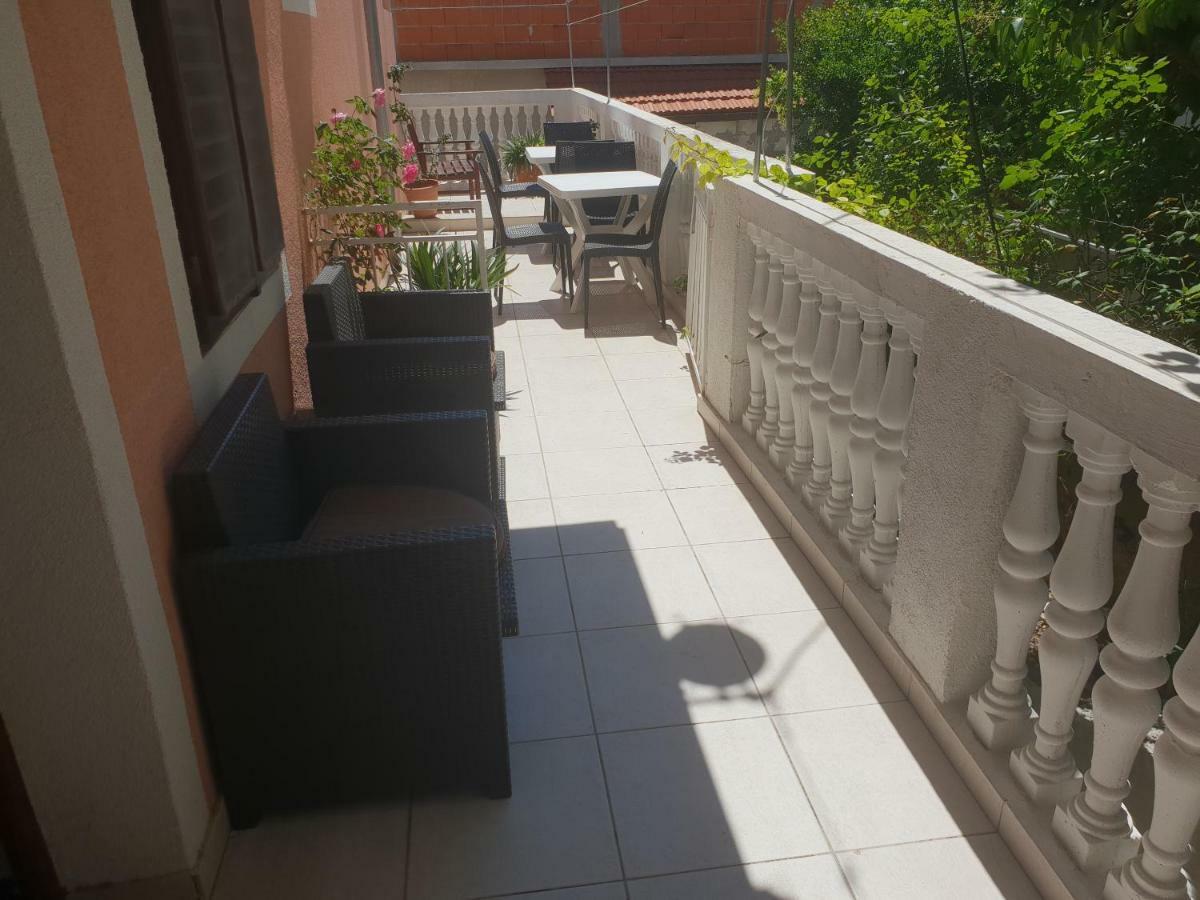 Guest House Alisa Хвар Экстерьер фото